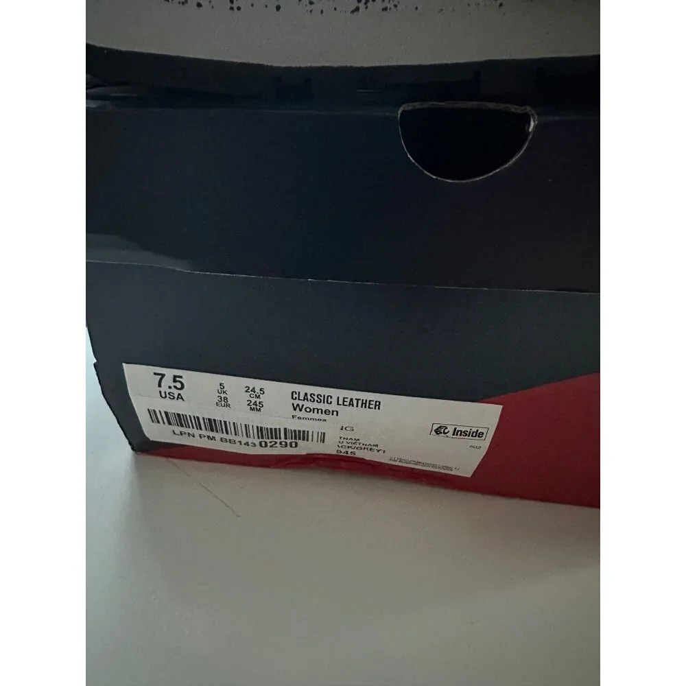 Woman's Athleisure Reebok Classic Leather Sneaker Size 7.5 NIB